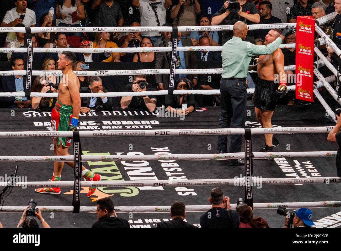GLENDALE, AZ - MAGGIO 21: David Benavidez batte David Lemieux nel loro bout super middleweight durante l'evento Benavidez / Lemieux: WBC Interim Championship alla Gila River Arena il 21 maggio 2022, a Glendale, Stati Uniti. (Foto di Raul Vazquez/PxImages) Foto Stock