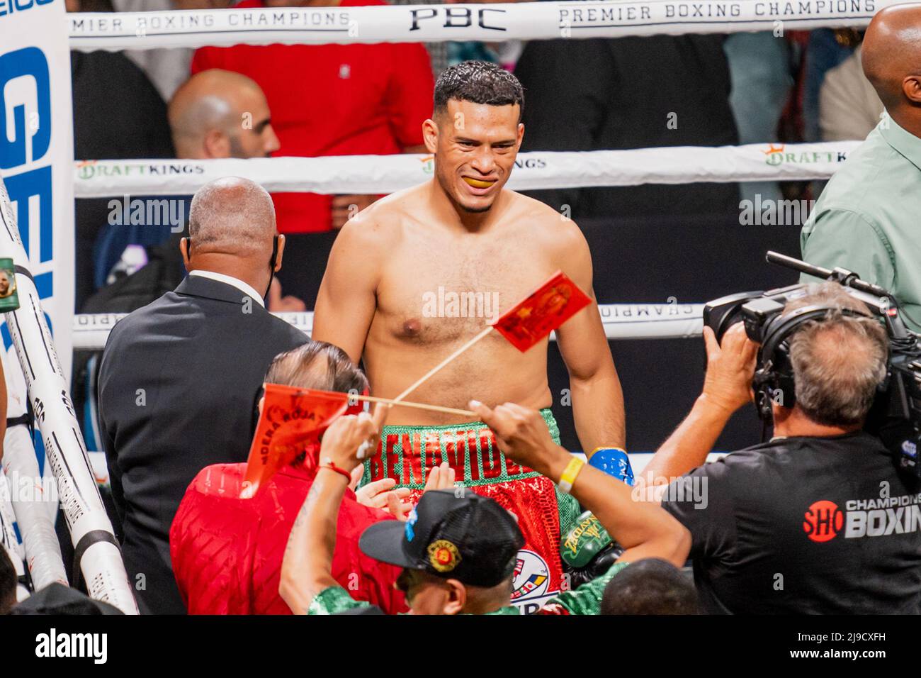 GLENDALE, AZ - MAGGIO 21: David Benavidez batte David Lemieux nel loro bout super middleweight durante l'evento Benavidez / Lemieux: WBC Interim Championship alla Gila River Arena il 21 maggio 2022, a Glendale, Stati Uniti. (Foto di Raul Vazquez/PxImages) Foto Stock