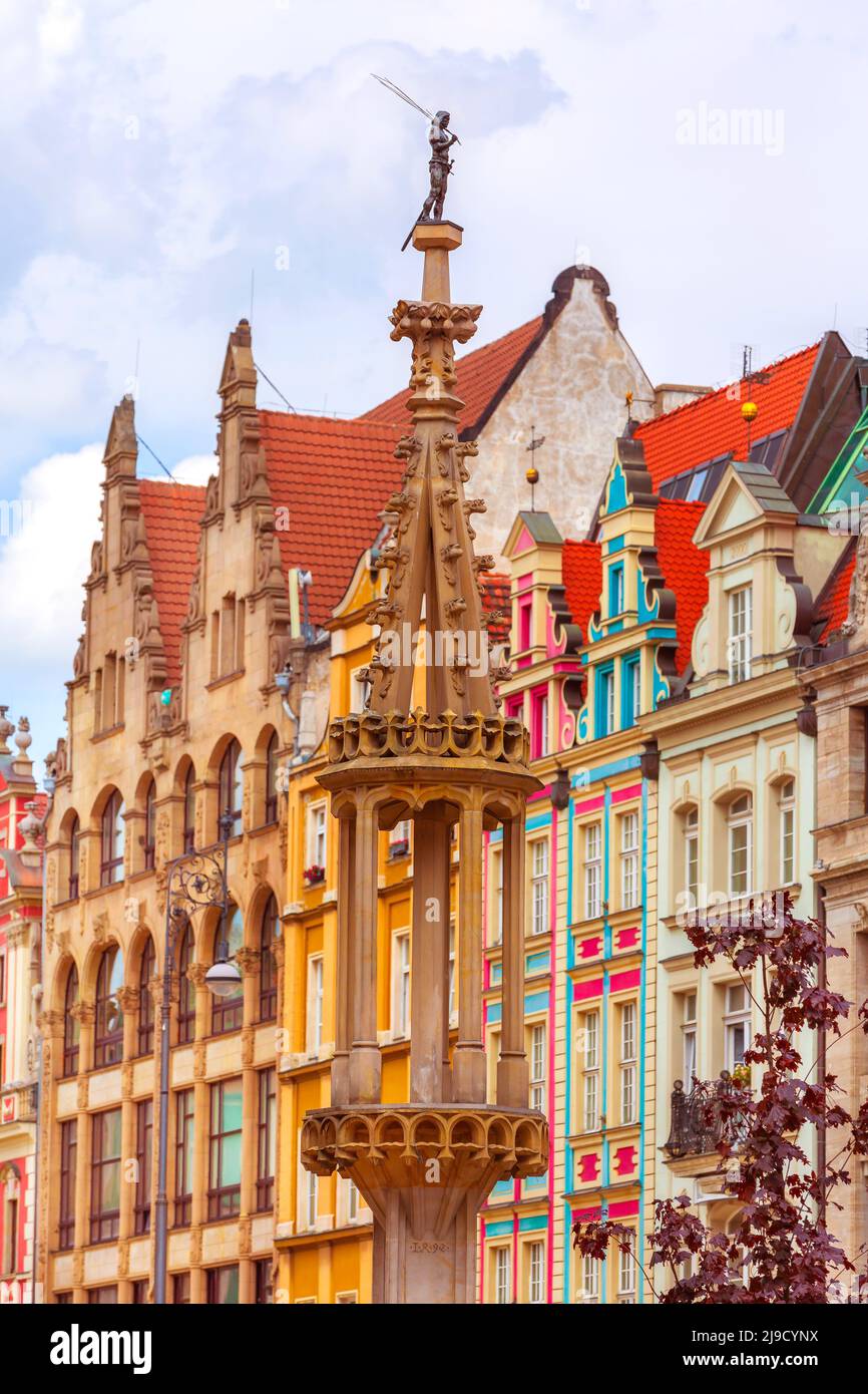 Panoramica estate sfondo vista delle antiche case e colonne di colore classico nella città vecchia di Breslavia, Polonia Foto Stock