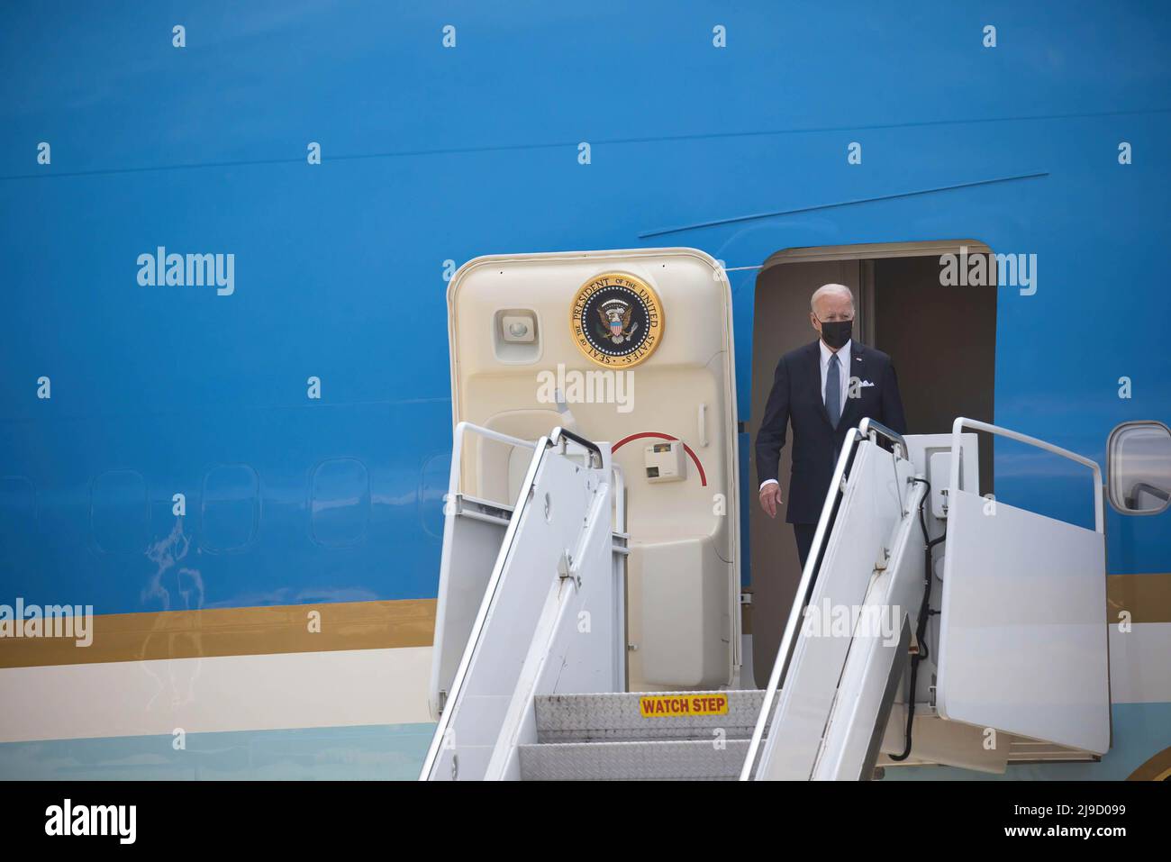 Fussa, Giappone. 22nd maggio 2022. Il presidente DEGLI STATI UNITI Joe Biden esce dall'Air Force One dopo l'atterraggio alla base aerea di Yokota per la sua visita di due giorni in Giappone. Dopo aver visitato la Corea del Sud, il Presidente è arrivato in Giappone. Joe Biden è in un tour di rafforzamento dell'alleanza in Asia. (Foto di Stanislav Koggiku/SOPA Images/Sipa USA) Credit: Sipa USA/Alamy Live News Foto Stock