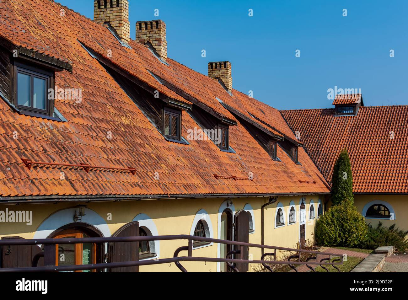 Tetto di tegole rosse il cantiere di Slokenbeka a Milzkalne, Lettonia Foto Stock