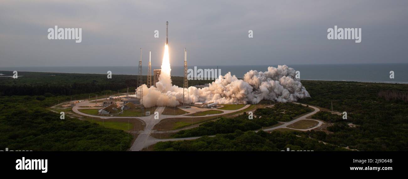 19 maggio 2022 - Cape Canaveral, Florida, Stati Uniti d'America - un razzo United Launch Alliance Atlas V con la navicella spaziale Boeing CST-100 Starliner a bordo del lancio dello Space Launch Complex 41, giovedì 19 maggio 2022, presso la Stazione spaziale di Cape Canaveral in Florida. Il Boeing Orbital Flight Test-2 (OFT-2) è il secondo test di volo senza equipaggio di Starliner e si imbarcherà alla Stazione spaziale Internazionale come parte del programma Commercial Crew della NASA. OFT-2 lanciato alle 6:54 ET, e servirà come test end-to-end delle capacità del sistema. (Credit Image: © Joel Kowsky/NASA/ZUMA Press Wire Service/ZUMAPRESS.com) Foto Stock