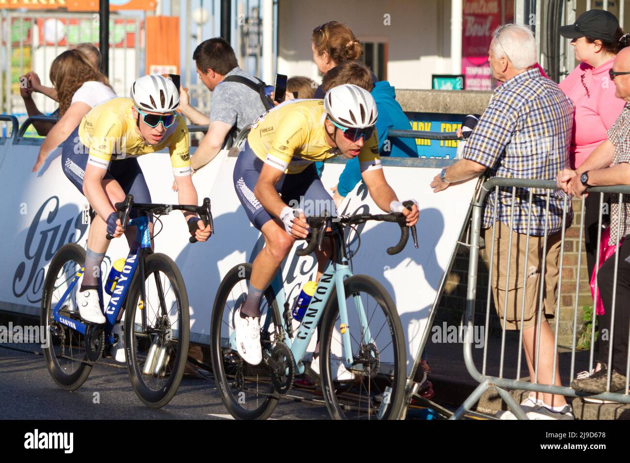 Evento ciclistico Tour Series 2022 round 5 a Clacton-on-Sea, Essex. Matthew Bostock e Jacob Scott del team Wiv Sungod gareggiare insieme. Foto Stock