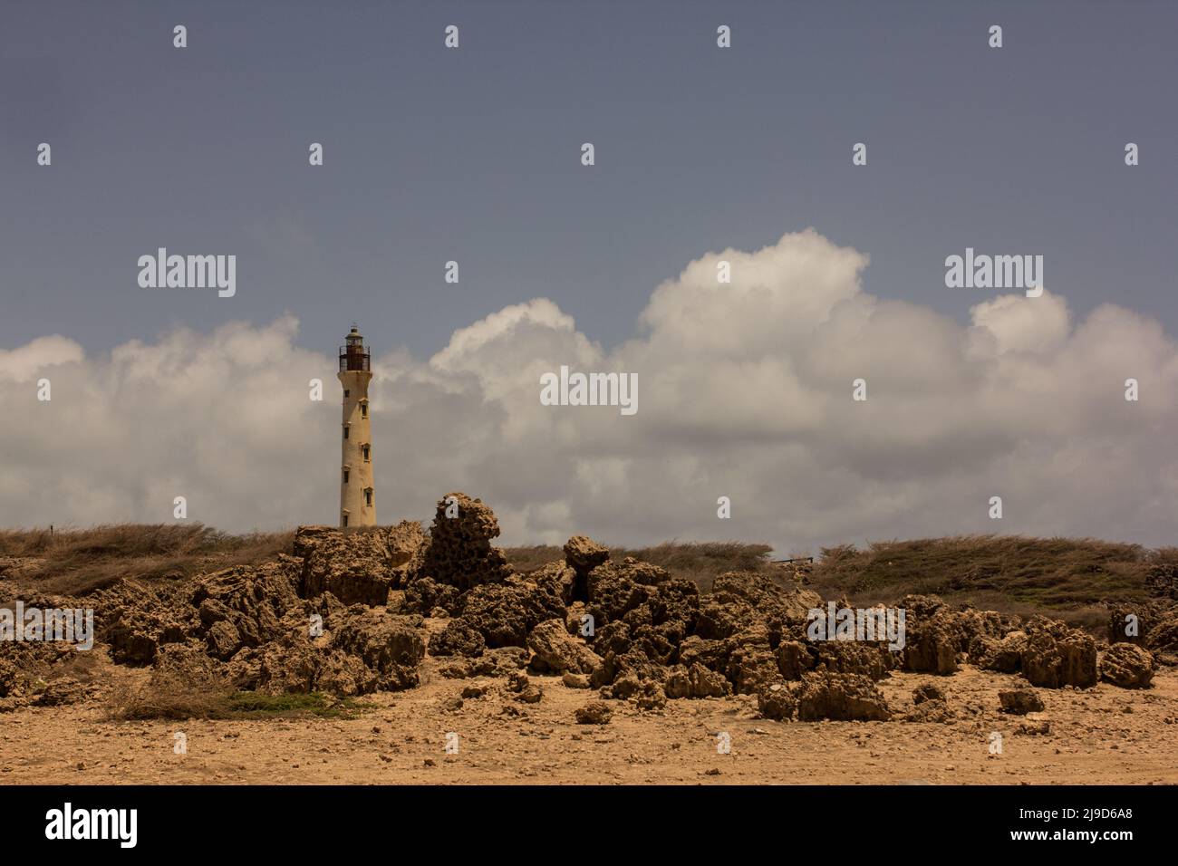 torre di osservazione sull'isola del deserto dei caraibi con cieli blu Foto Stock