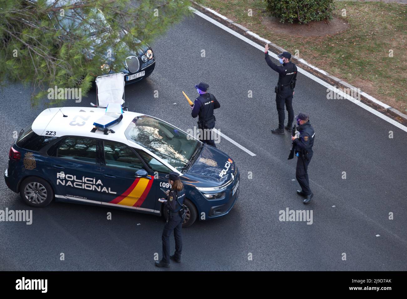 Madrid, Spagna. Un checkpoint in una zona residenziale, in una strada utilizzata come uscita di Madrid, durante lo stato di allarme dichiarato durante la pandemia covida. Foto Stock