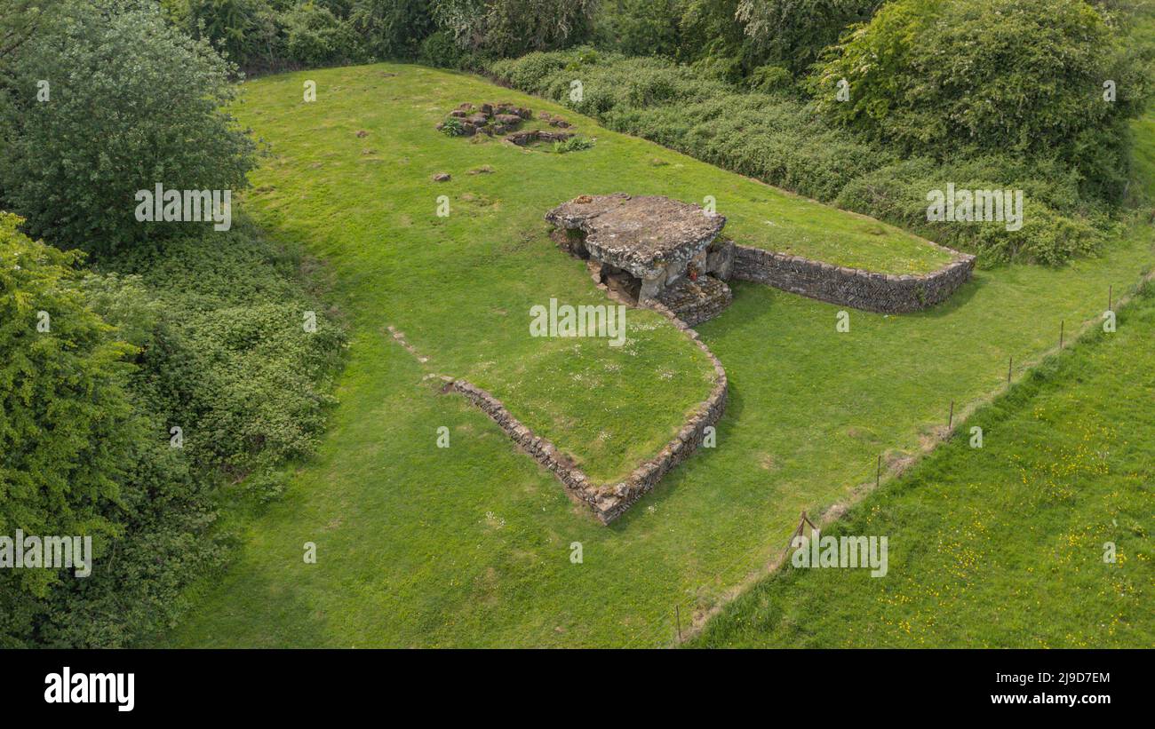 Viste aeree della Camera di sepoltura di Tinkinswood, vale of Glamorgan, Galles del Sud, Regno Unito Foto Stock