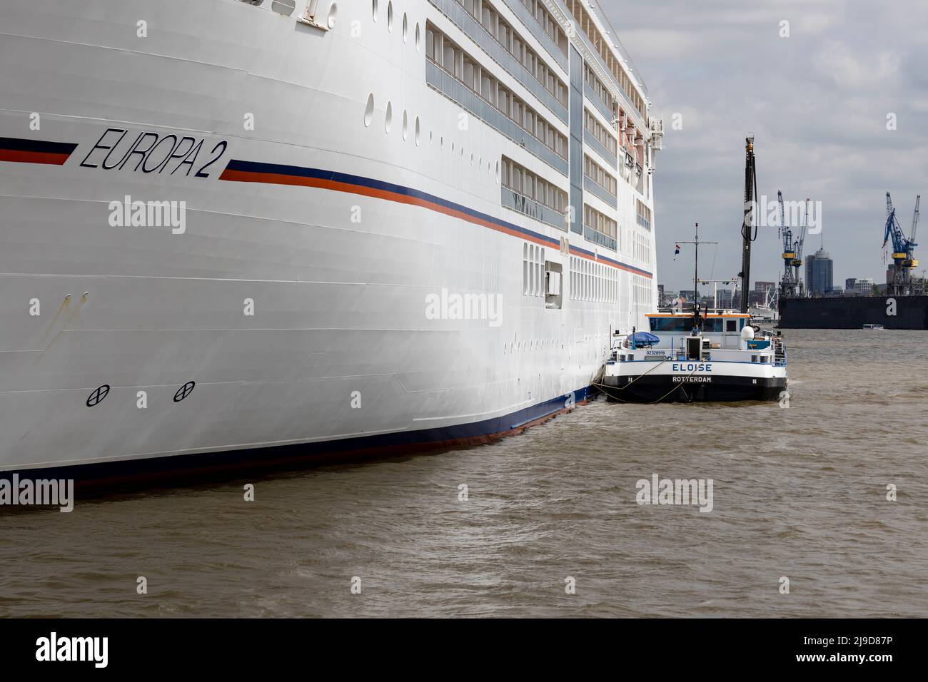 Amburgo, Germania - 5-3-2022: Nave da crociera Europa 2 che prende il carburante dalla nave da bunker Eloise nel porto, girato da vicino Foto Stock