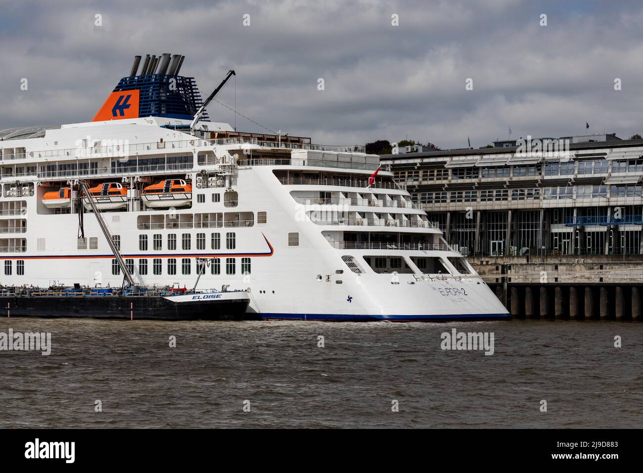 Amburgo, Germania - 5-3-2022: La poppa della nave da crociera Europa 2 mentre prende il carburante dalla nave bunker Eloise nel porto Foto Stock