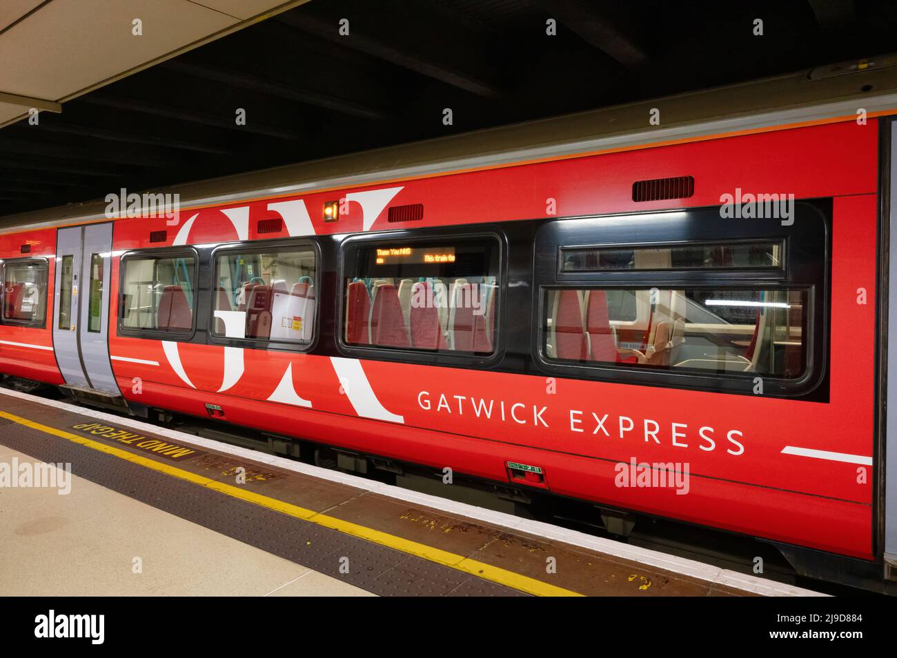 Londra, UK- 3 maggio 2022: Treno Gatwick Express alla stazione Victoria di Londra Foto Stock