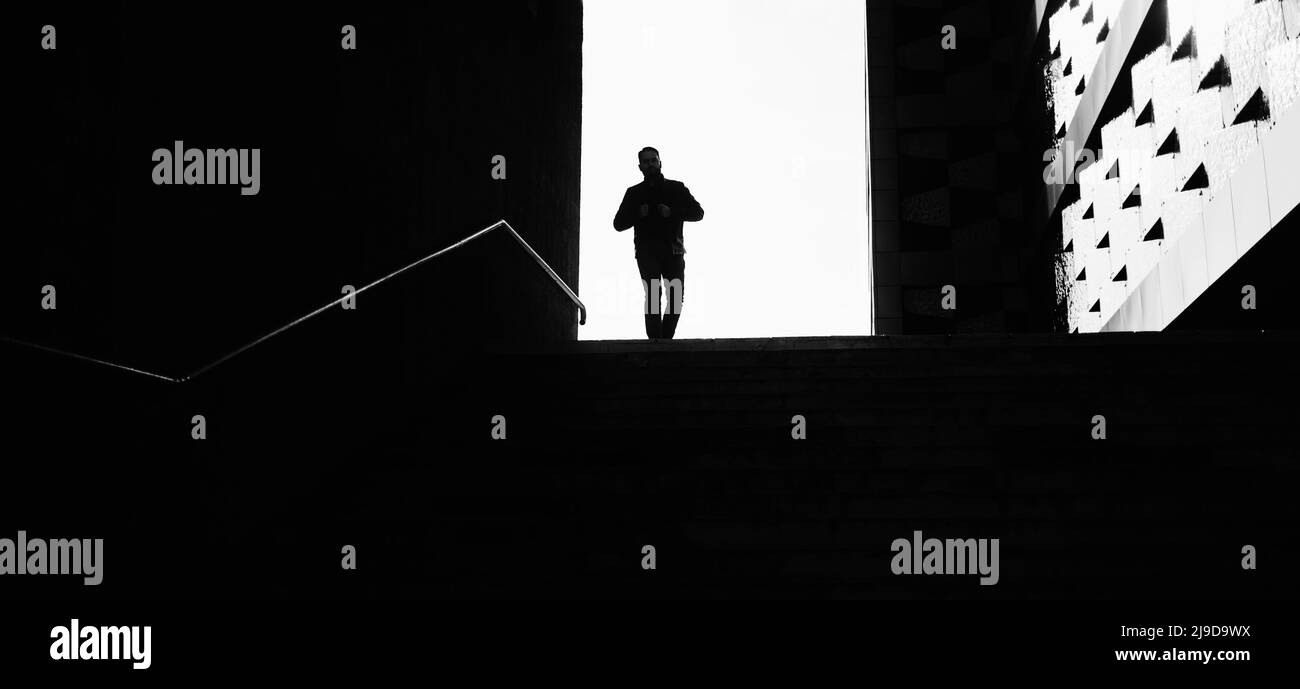 uomo che va dalla città sotterranea. Foto Stock
