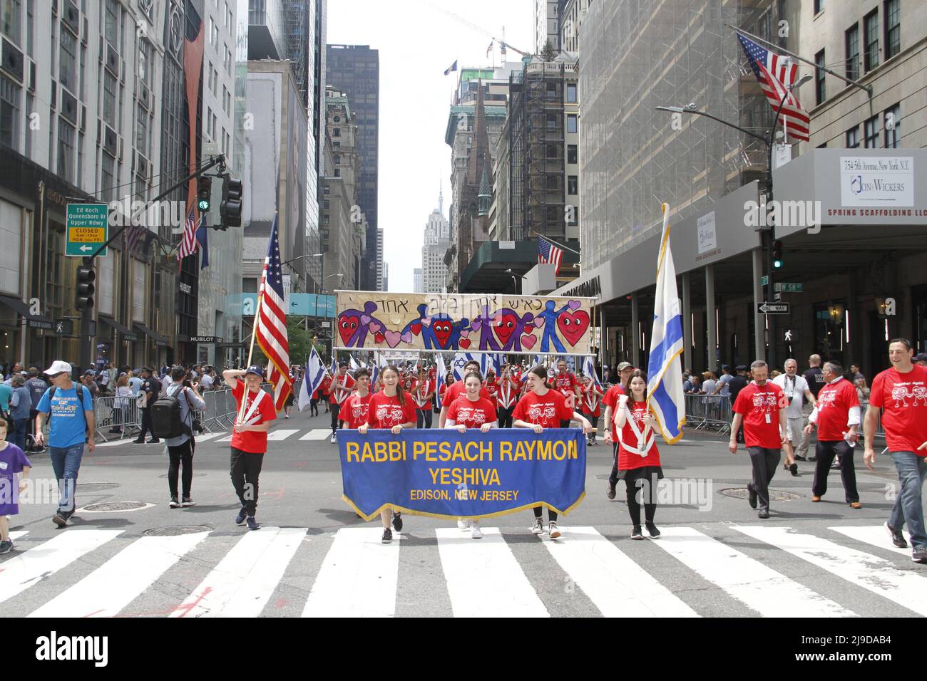 22 maggio 2022, New York, USA: (NUOVO) Israel Parade 2022 con il tema ''Kalanu B'Yachad, '' o ''Together Again.'' 22 maggio 2022, New York, USA: Si prevede che più di 40.000 marchers si presenteranno alla Parata d'Israele 2022 con il tema ''Kalanu B'Yachad, '' o ''ancora insieme''. La sfilata include ''favolosi carri, artisti musicali ebrei e israeliani e ospiti politici. La formazione inizia tra le 51st e le 56th strade, mentre i marchers iniziano la sfilata intorno alle 11:30 a Fifth Avenue e 57th Street, e continuano sul viale fino a East 74th Street. Terminerà entro le ore 4 del pa Foto Stock