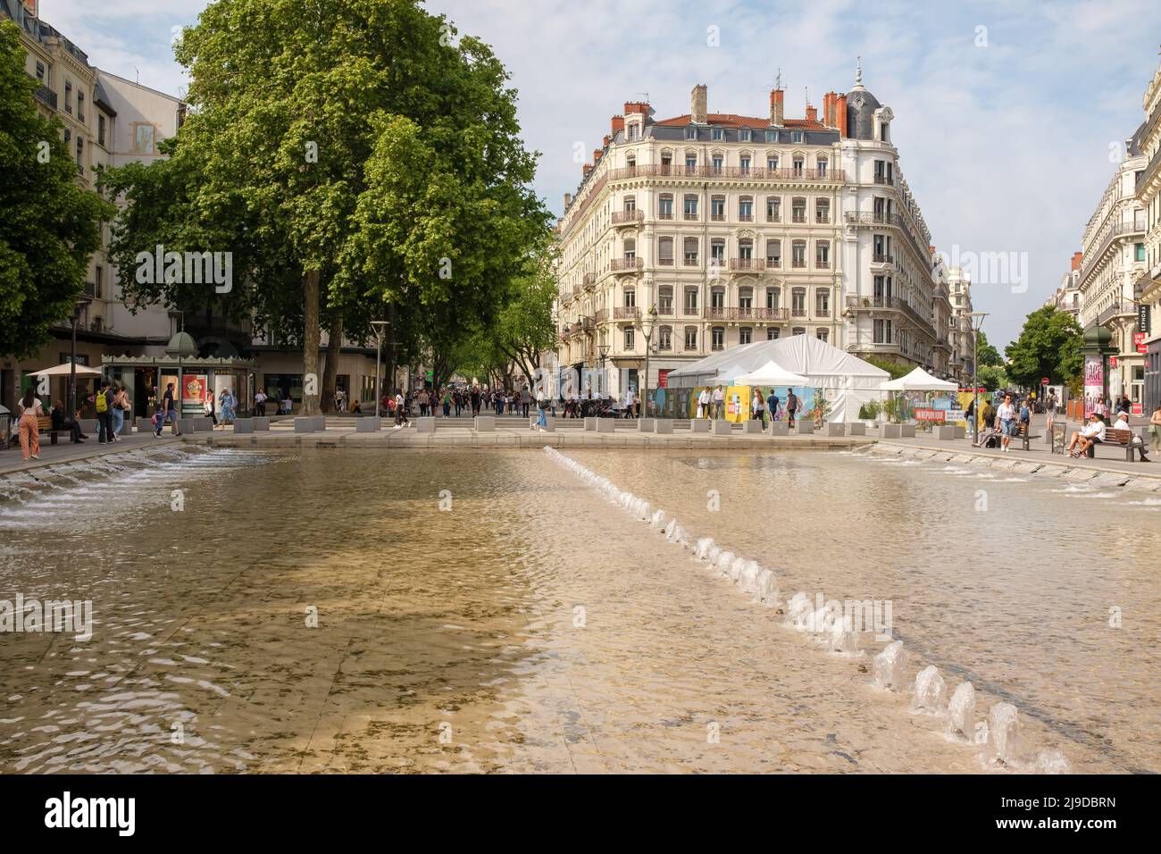 Lione, Francia - 10 maggio 2022 : una piscina d'acqua nel quartiere dello shopping di Lione Foto Stock