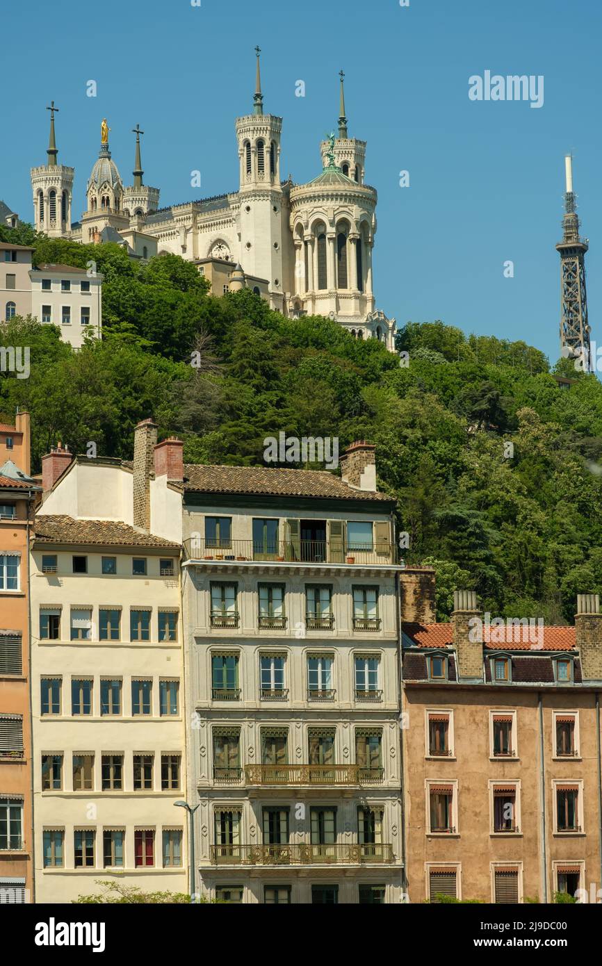Vista della basilica Fourviere in cima alla collina e edifici residenziali nella pittoresca città di Lione Foto Stock