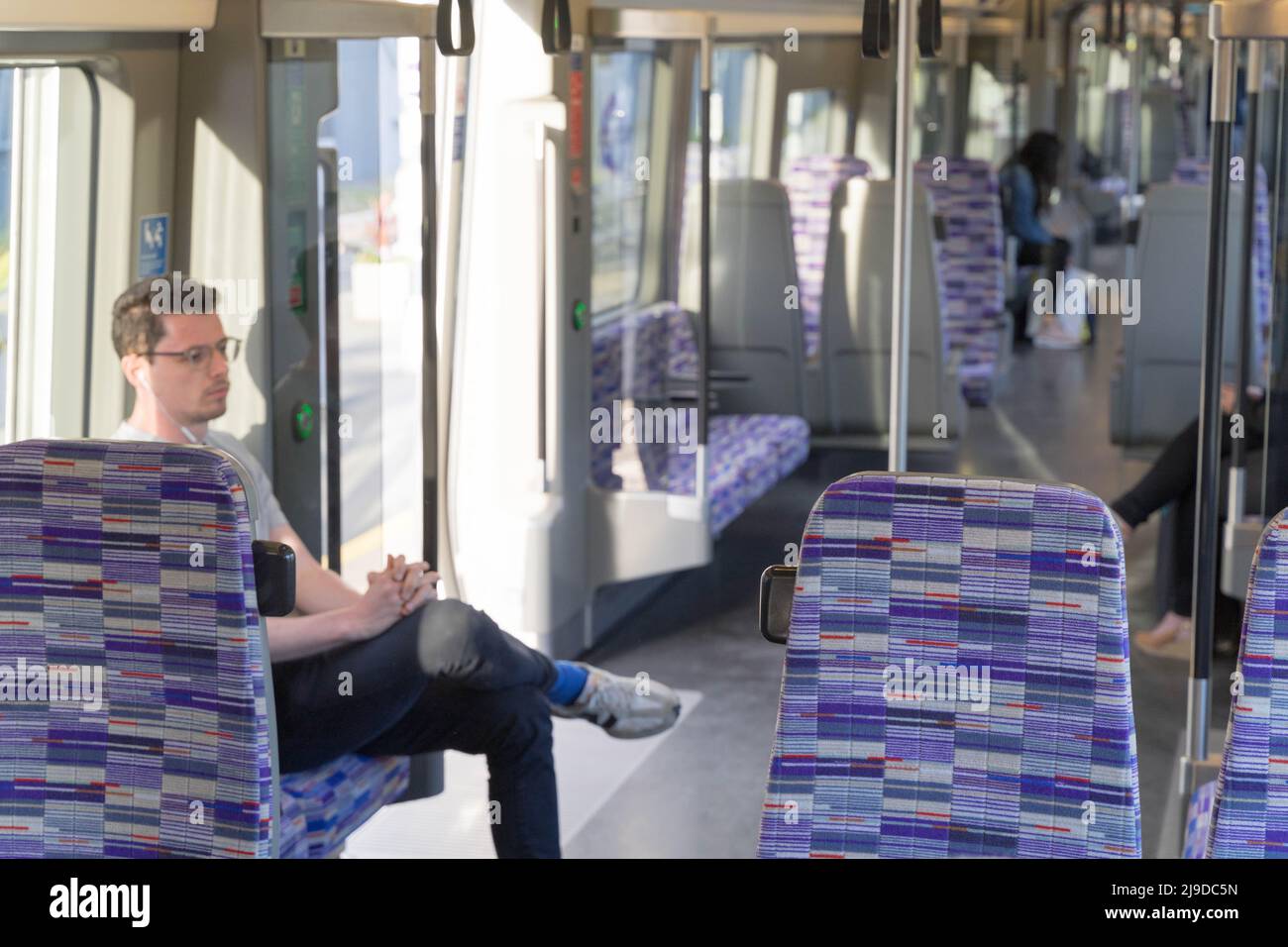 i passeggeri che viaggiano sul treno Elizabeth Lind in giornata di sole, il sole passa attraverso Windows London Inghilterra Regno Unito Foto Stock