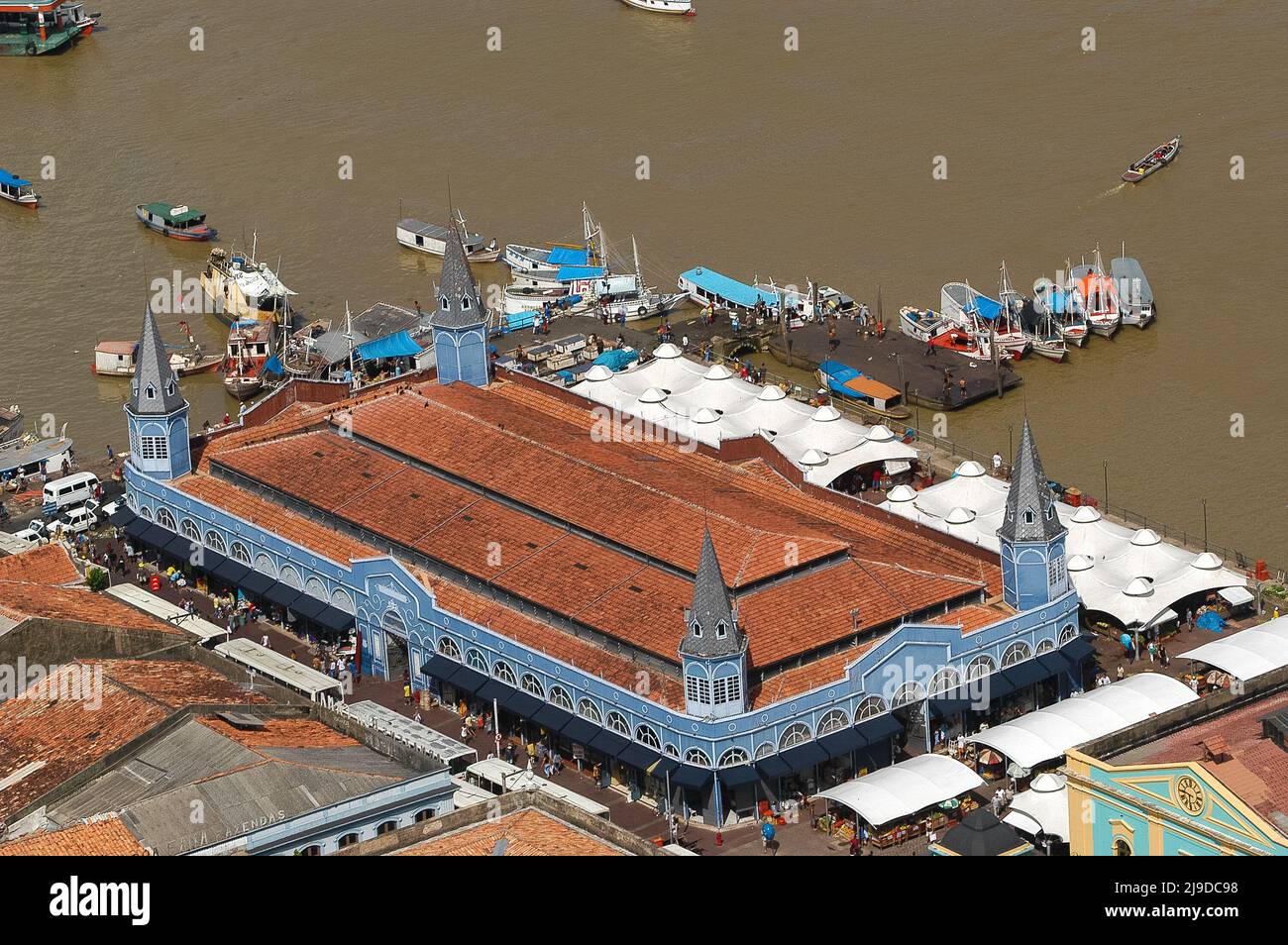 Veduta aerea della baia di Guajará e del mercato del pesce di Ver-o-peso, importante attrazione turistica di Belém do Pará, metropoli dell'Amazzonia. Giugno, 2004. Foto Stock