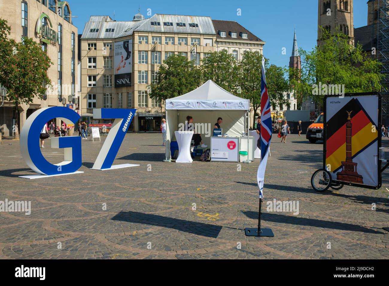 Bonn, Germania - 18 maggio 2022 : uno stand al centro di Bonn che pubblicizza l'incontro dei ministri delle finanze e dei governatori delle banche centrali del G7 Foto Stock