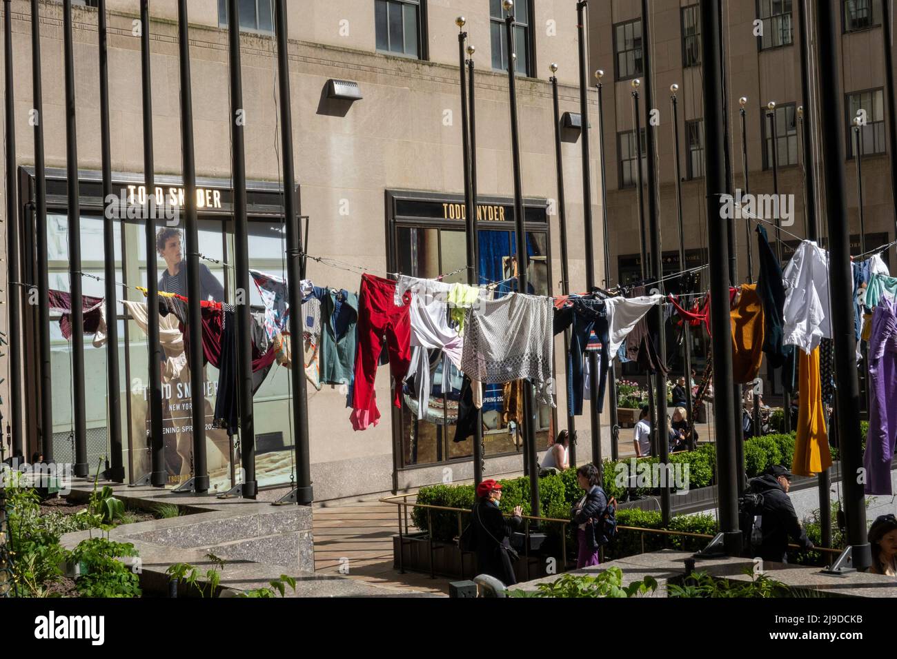 Mostra "Air out Your Dirty Laundry" al Rockefeller Center, New York City, USA 2022 Foto Stock