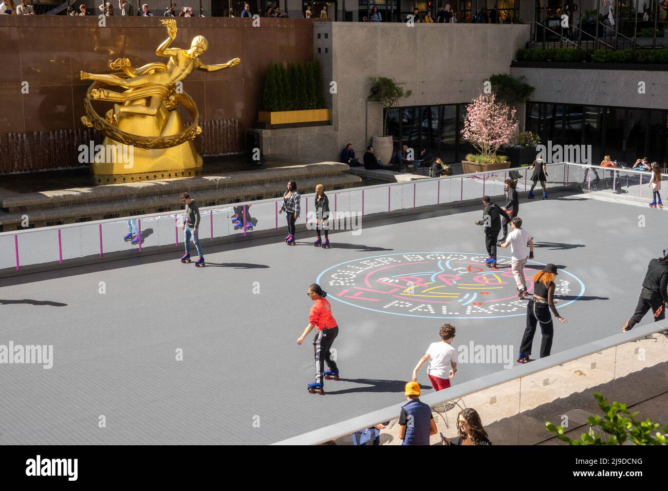 Il Roller Boogie Palace di Flipper è una pista di pattinaggio aperta nel Rockefeller Center per l’estate del 2022 a New York City, USA Foto Stock