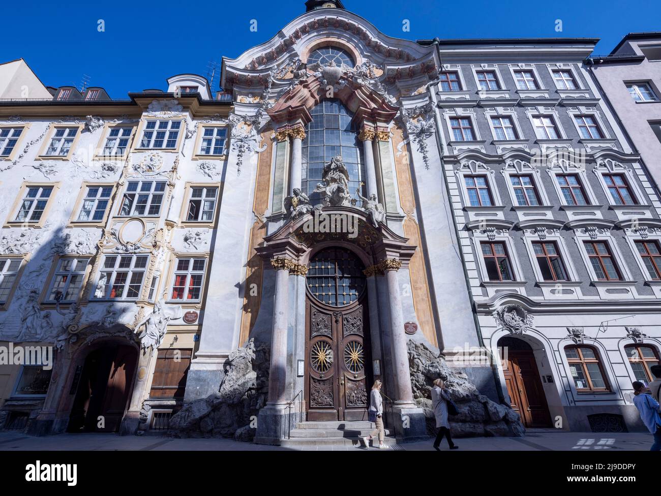 Facciata esterna, Chiesa di St Johann Nepomuk o Asamkirche, Monaco di Baviera, Germania Foto Stock