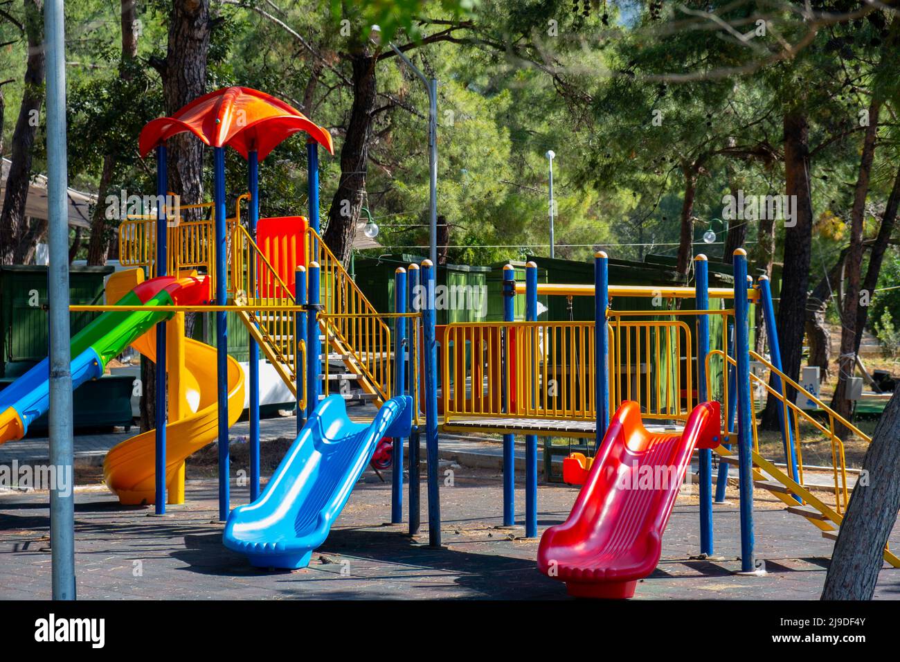Parco giochi per bambini, parco giochi per bambini situato nella zona  forestale, idea di concetto che offre un parco giochi intrecciato con la  natura Foto stock - Alamy