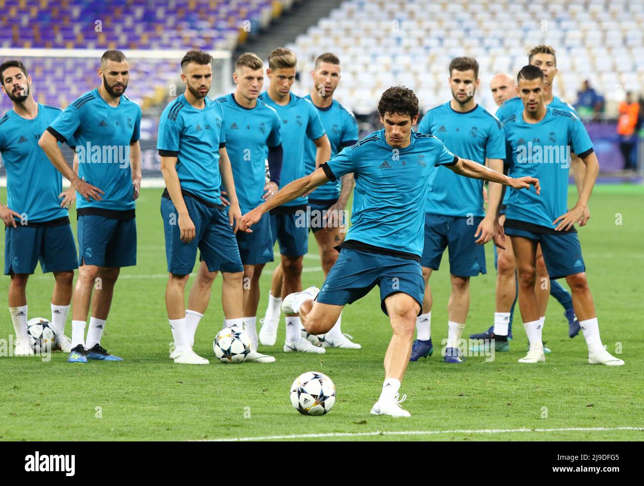 KYIV, UCRAINA - 25 MAGGIO 2018: Jesus Vallejo del Real Madrid calcia una palla durante la sessione di allenamento prima della finale della UEFA Champions League 2018 contro Liverpool al NSC Olimpiyskiy Stadium di Kyiv Foto Stock