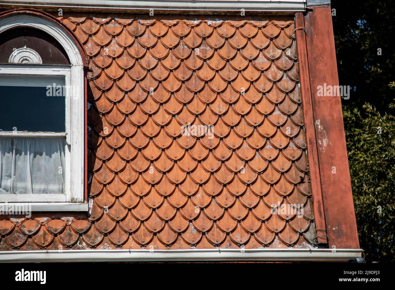 Tegole, tegole decorative su vecchia casa Foto Stock