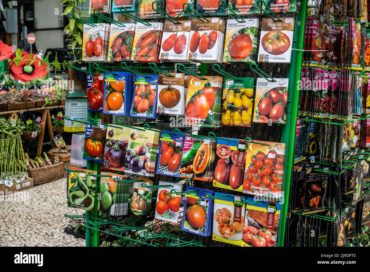 Una bancarella di mercato che vende pacchetti di semi a Funchal, Madeira. Foto Stock