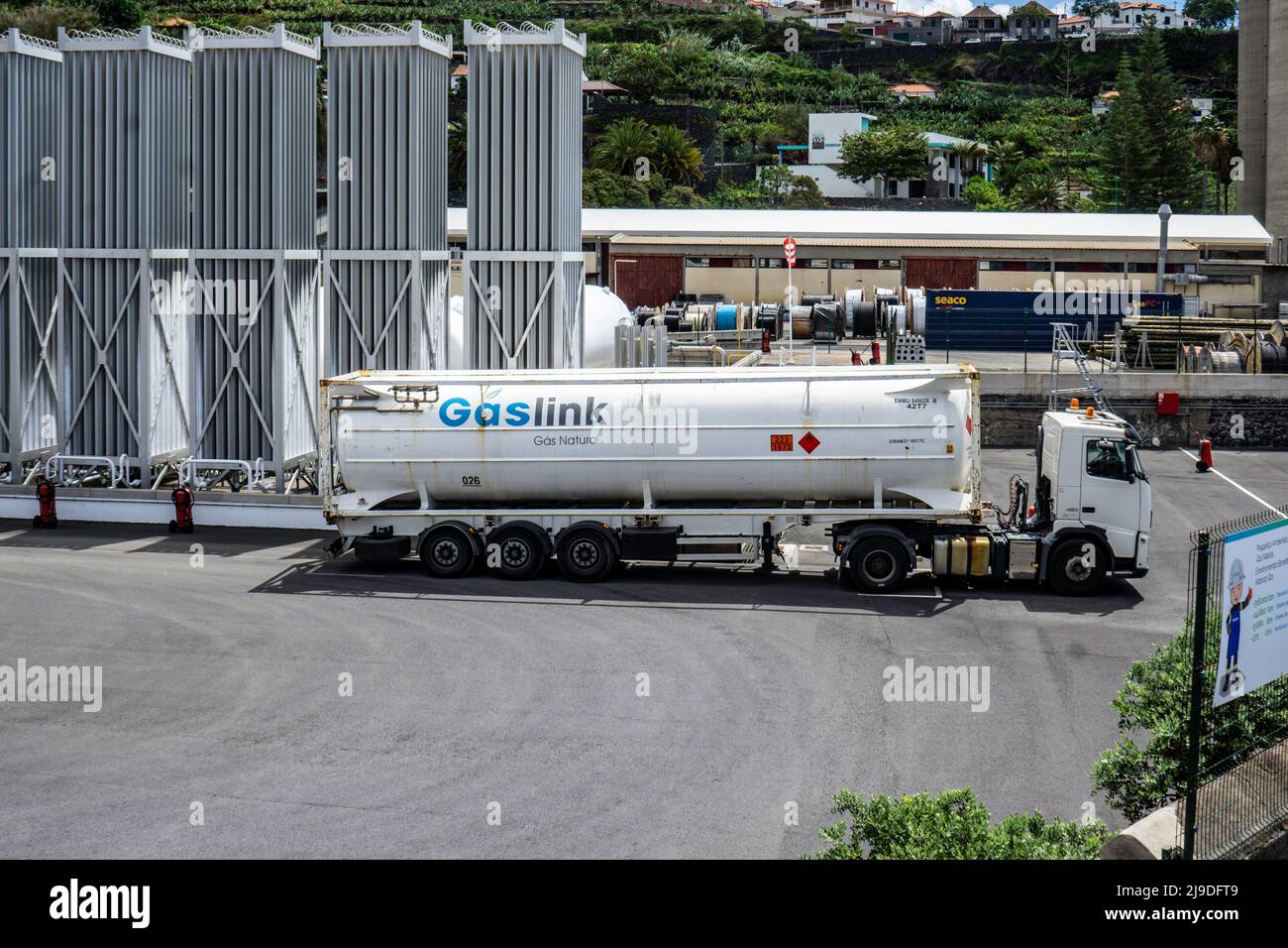 Una cisterna contenente gas naturale liquido per Gaslink, una società Grupo Sousa a Madeira. Foto Stock