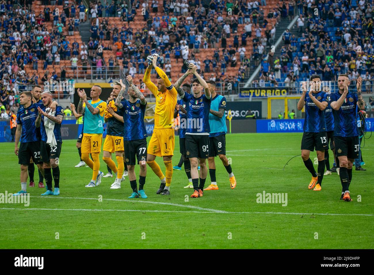 Milano, Italia - Maggio 22 2022 - Inter - Sampdoria serie A - f.c. giocatori internazionali alla fine della partita insieme credito: Christian Santi/Alamy Live News Foto Stock