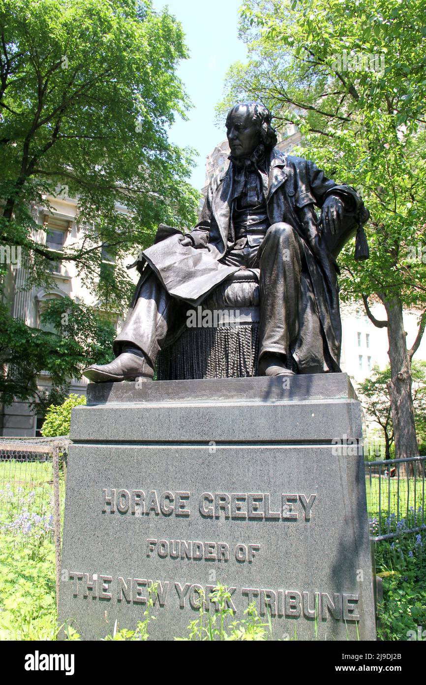 Statua di Horace Greeley, di Alexander Doyle, dedicata nel 1894, sui terreni del Municipio di New York, New York, NY, USA Foto Stock