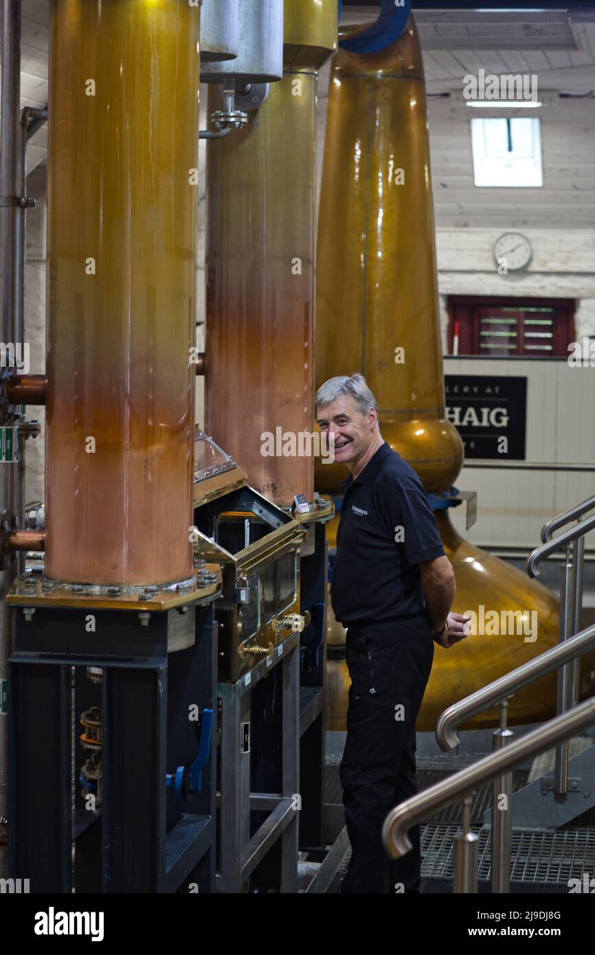 Regno Unito, Scozia, Highlands, Hebrides, Isola di Skye, Teangue, distilleria di whisky Torabhaig, distillazione del lavaggio in alambiche di rame di Pot Stills Foto Stock