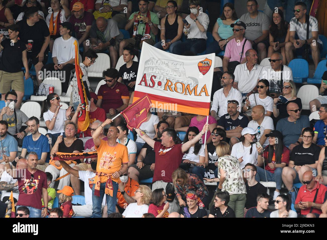 Barcellona, Spagna. Stadio Paolo Mazza, Ferrara, Italia. 22nd maggio 2022. Italian Women's Cup Final, FC Juventus Versus AS Roma; Rom's Supporters Credit: Action Plus Sports/Alamy Live News Credit: Action Plus Sports Images/Alamy Live News Foto Stock