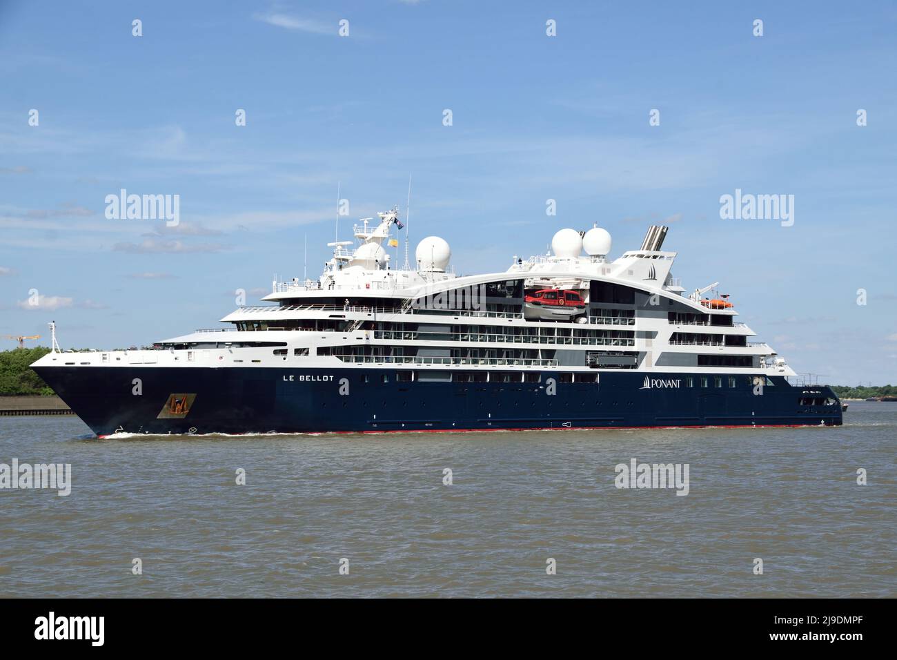 Pagando la sua prima visita a Londra, la nuova nave da crociera Ponant LE BELLOT fa la sua prima chiamata al fiume Tamigi a Londra Foto Stock