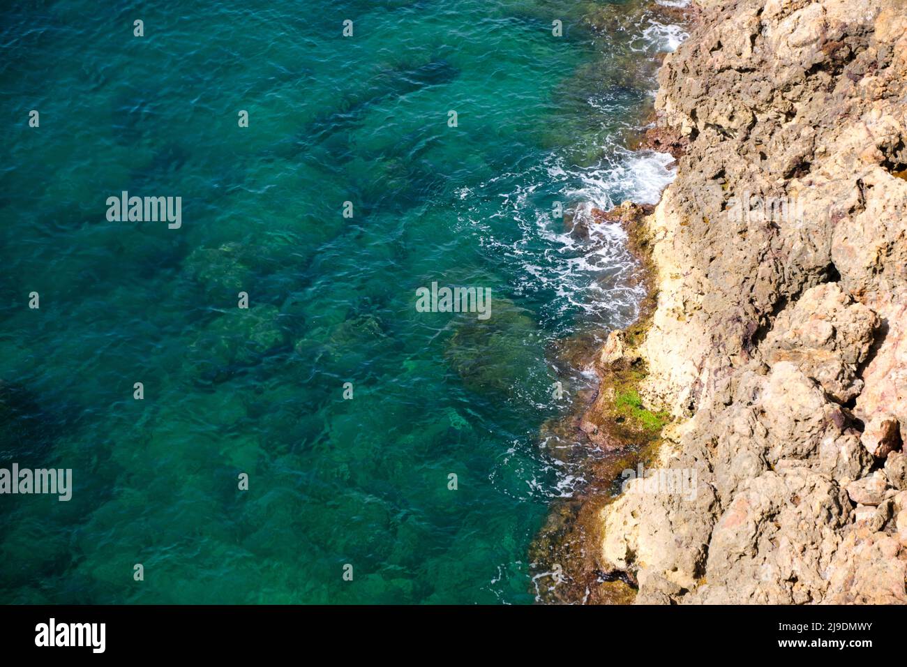 Resti di un vecchio flusso di lava solida nel mare, roccia dura vista dall'alto. Foto Stock