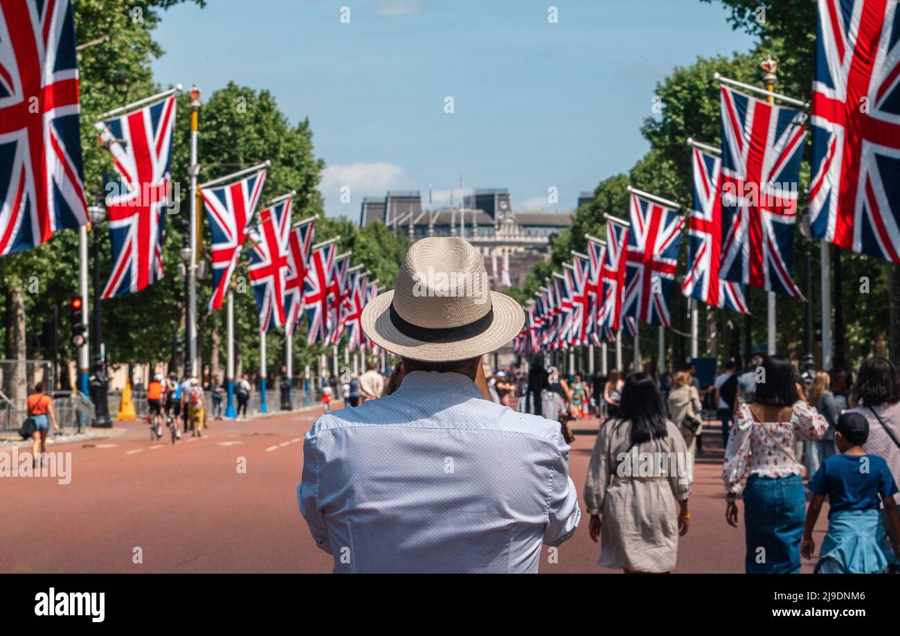 Il turista fotografa le bandiere di Union Jack appese dal Mall a Buckingham Palace davanti alle celebrazioni del Giubileo del platino della Regina Foto Stock