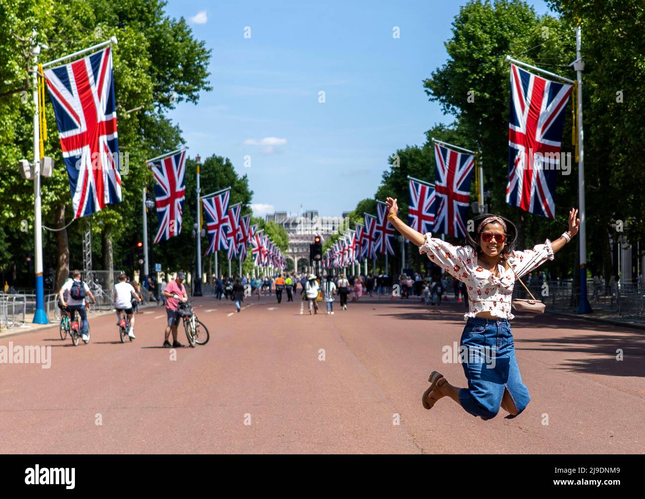Il turista fotografa le bandiere di Union Jack appese dal Mall a Buckingham Palace davanti alle celebrazioni del Giubileo del platino della Regina Foto Stock