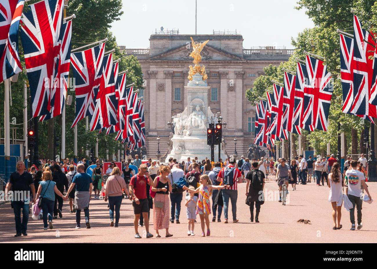 Il turista fotografa le bandiere di Union Jack appese dal Mall a Buckingham Palace davanti alle celebrazioni del Giubileo del platino della Regina Foto Stock