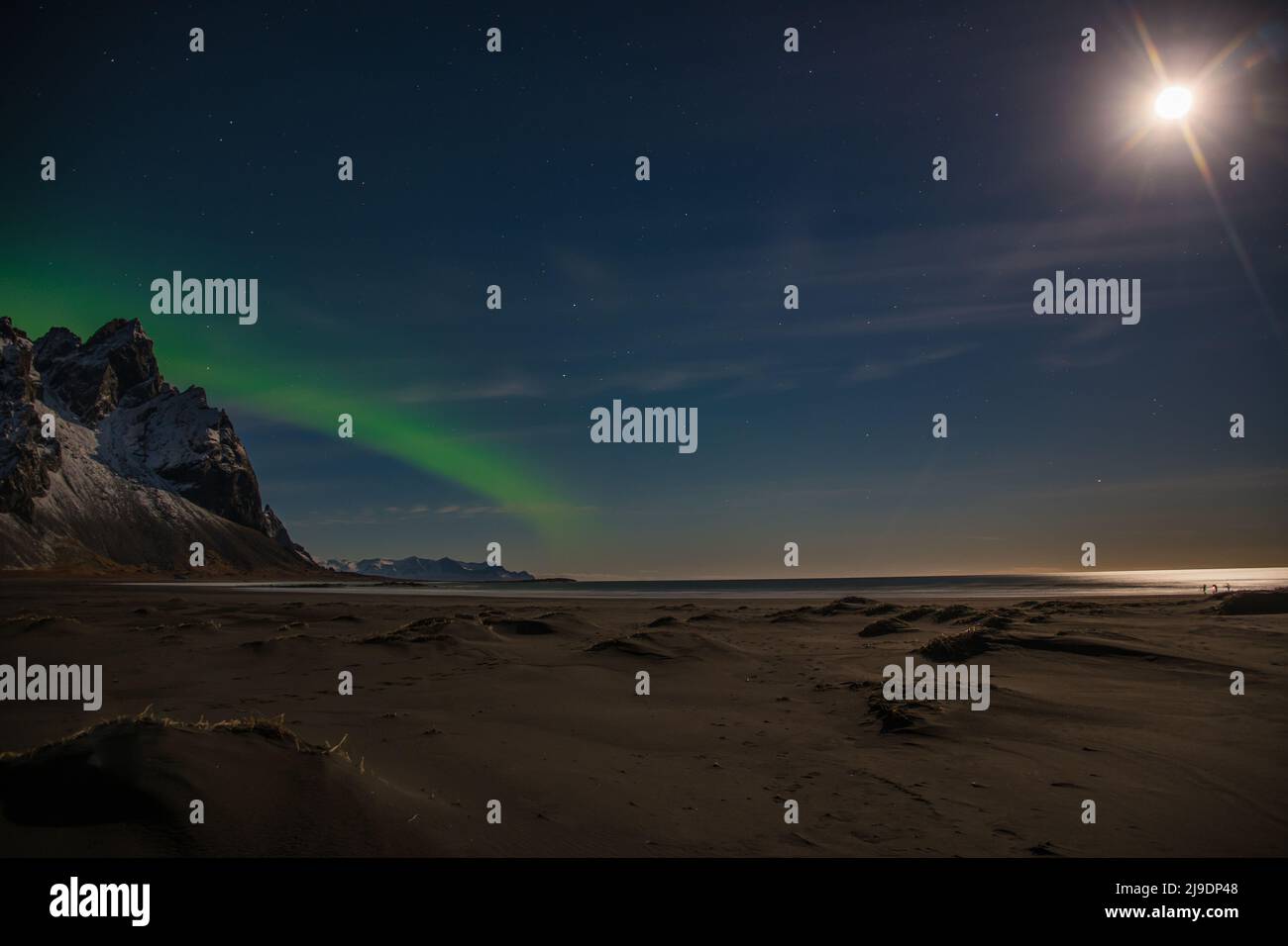 Aurora Borealis sulla spiaggia della montagna Vestrahorn nel sud dell'Islanda Foto Stock