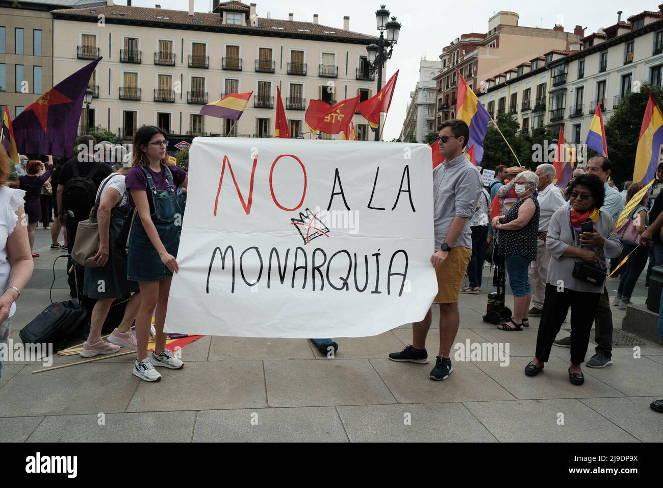 Madrid, Spagna. 22nd maggio 2022. I manifestanti hanno una bandiera che dice "no alla monarchia" durante la manifestazione anti-monarchia di Madrid. La protesta ha coinciso con il ritorno in Spagna dell'ex re Juan Carlos I. (Foto di Atilano Garcia/SOPA Images/Sipa USA) Credit: Sipa USA/Alamy Live News Foto Stock
