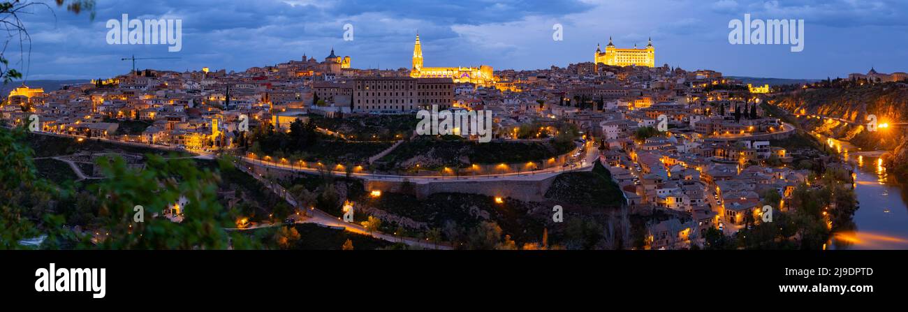 Vista panoramica di Toledo con la fortezza di Alcazar e la cattedrale in primavera sera Foto Stock