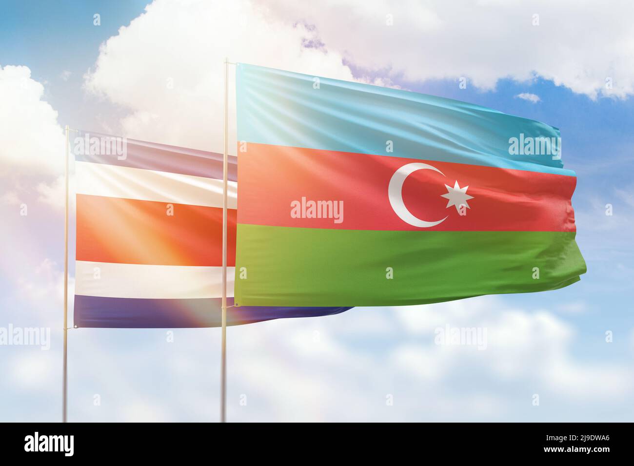 Cielo azzurro soleggiato e bandiere di azerbaigian e costa rica Foto Stock