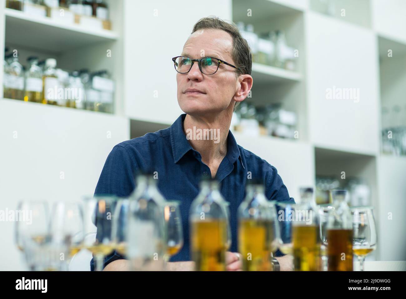 John Glaser proprietario di Compass Box nella sua sala di miscelazione a Londra, Regno Unito. Foto Stock