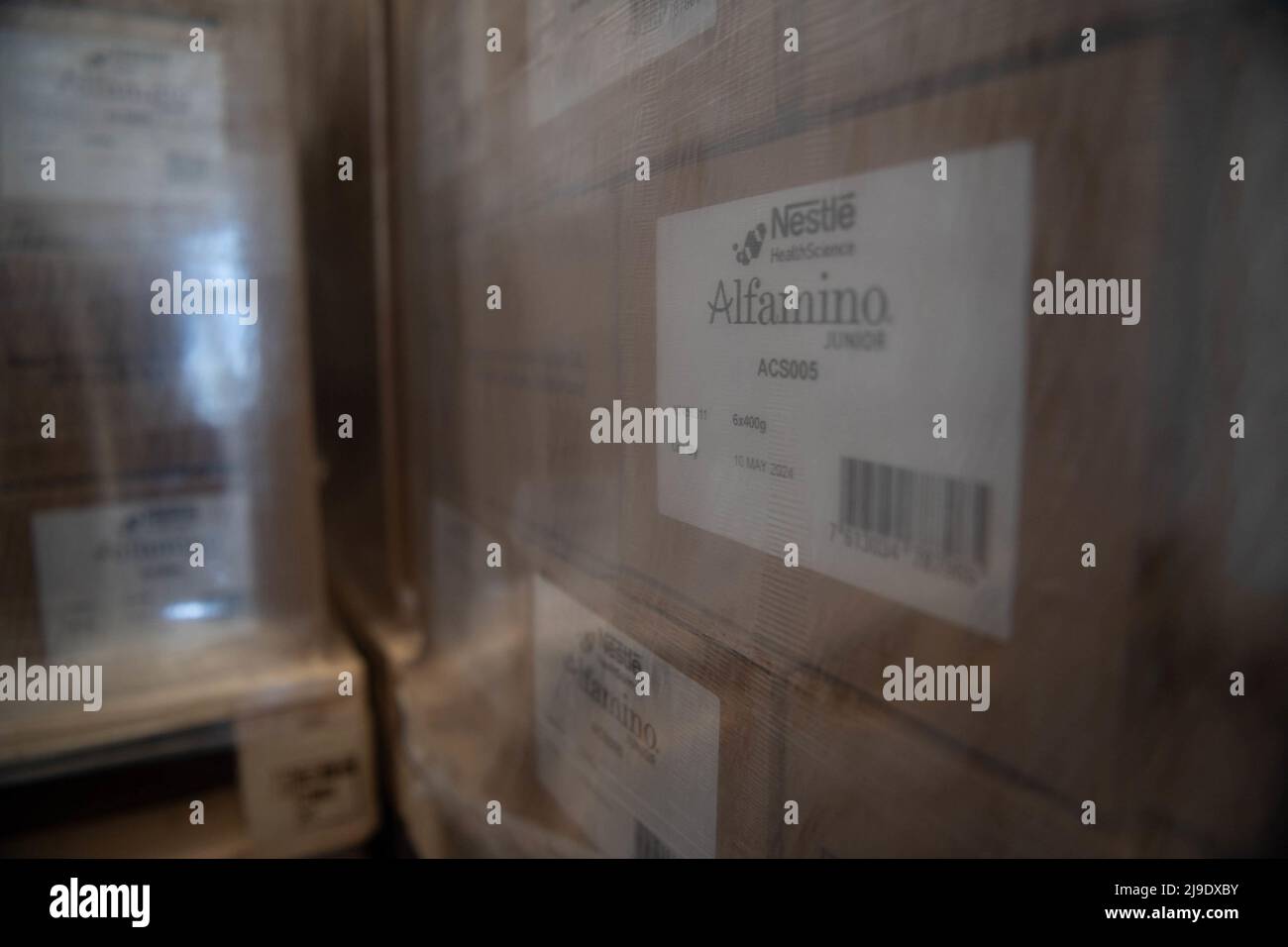 Base aerea di Ramstein, Germania. 22nd maggio 2022. Sabato 21 maggio 2022, presso la Ramstein Air base, Germania, viene scaricato un semi-camion pieno di Alfamino® Infant e Alfamino® Junior formula di Nestle. Queste formule sono state prioritarie perché servono uno scopo medico critico e sono in corto approvvigionamento negli Stati Uniti a causa della chiusura dello stabilimento di Abbott a Sturgis, Michigan. Foto di Airman 1st Class Alexcia Givens/U.S. Air Force/UPI Credit: UPI/Alamy Live News Foto Stock