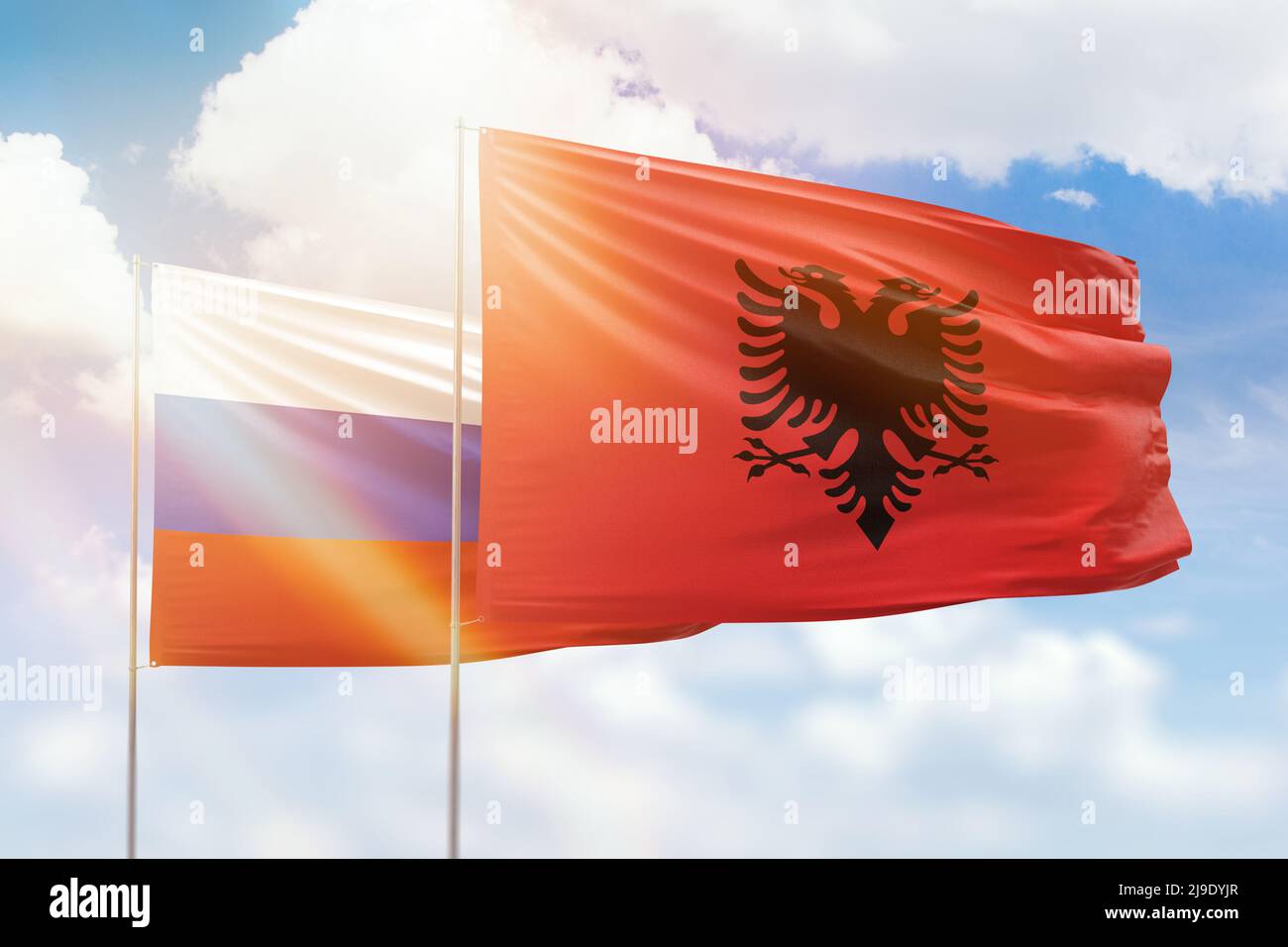Cielo azzurro soleggiato e bandiere di albania e russia Foto Stock