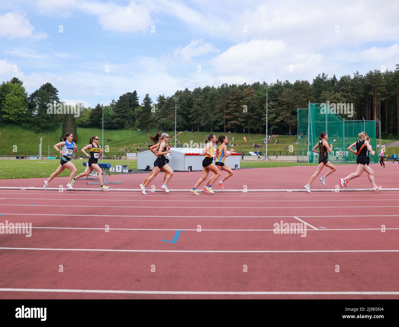 Atleta femminile che corre sul tracciato di atletica del Regno Unito - il Mary Peters Track, Belfast, Irlanda del Nord. Foto Stock