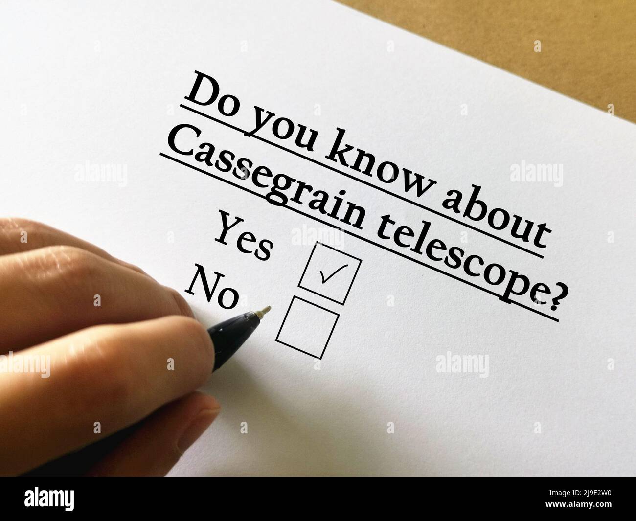 Una persona sta rispondendo alle domande sulla tecnologia spaziale. Conosce il telescopio Cassegrain. Foto Stock
