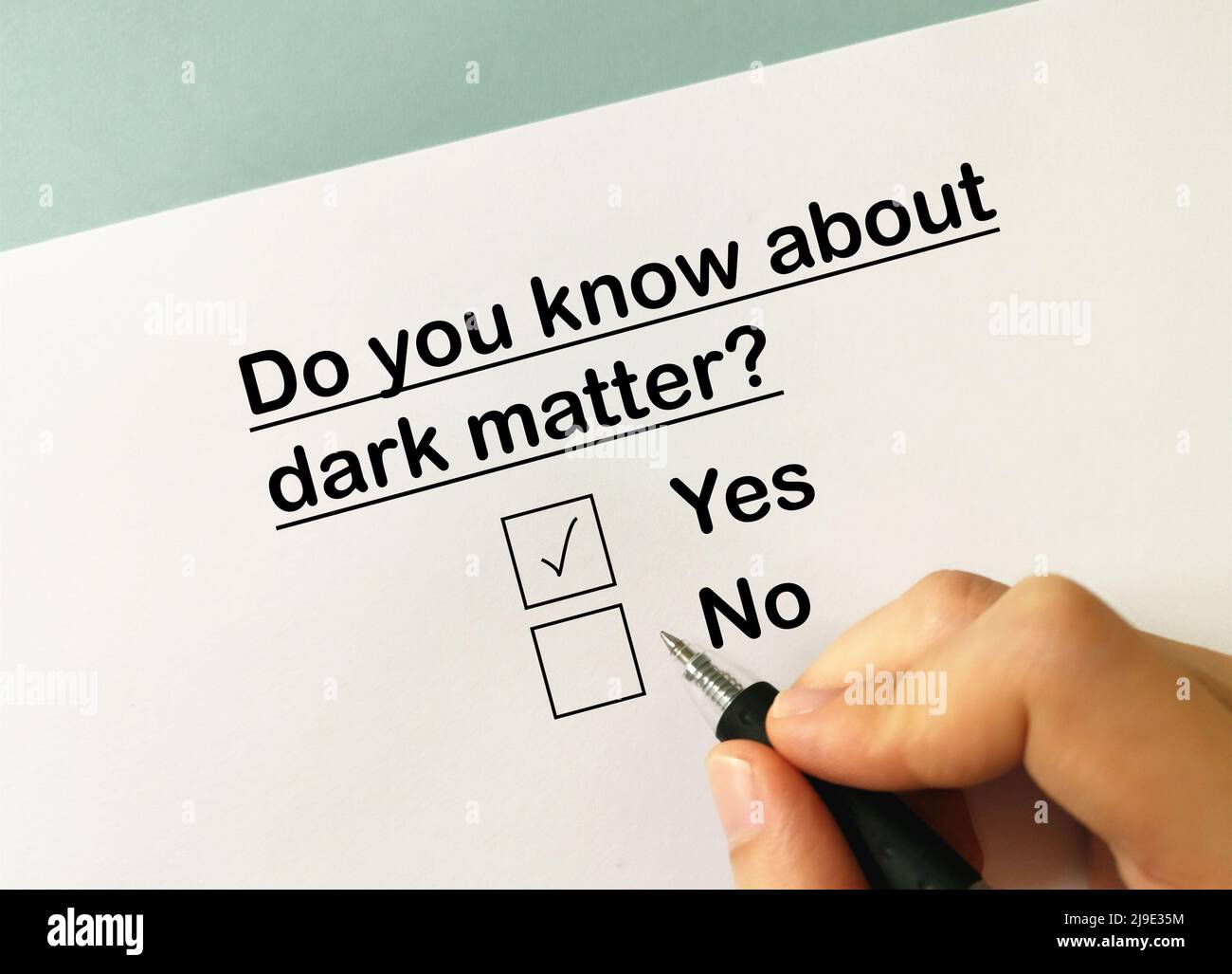 Una persona sta rispondendo alle domande sulla tecnologia spaziale. Conosce la materia oscura. Foto Stock