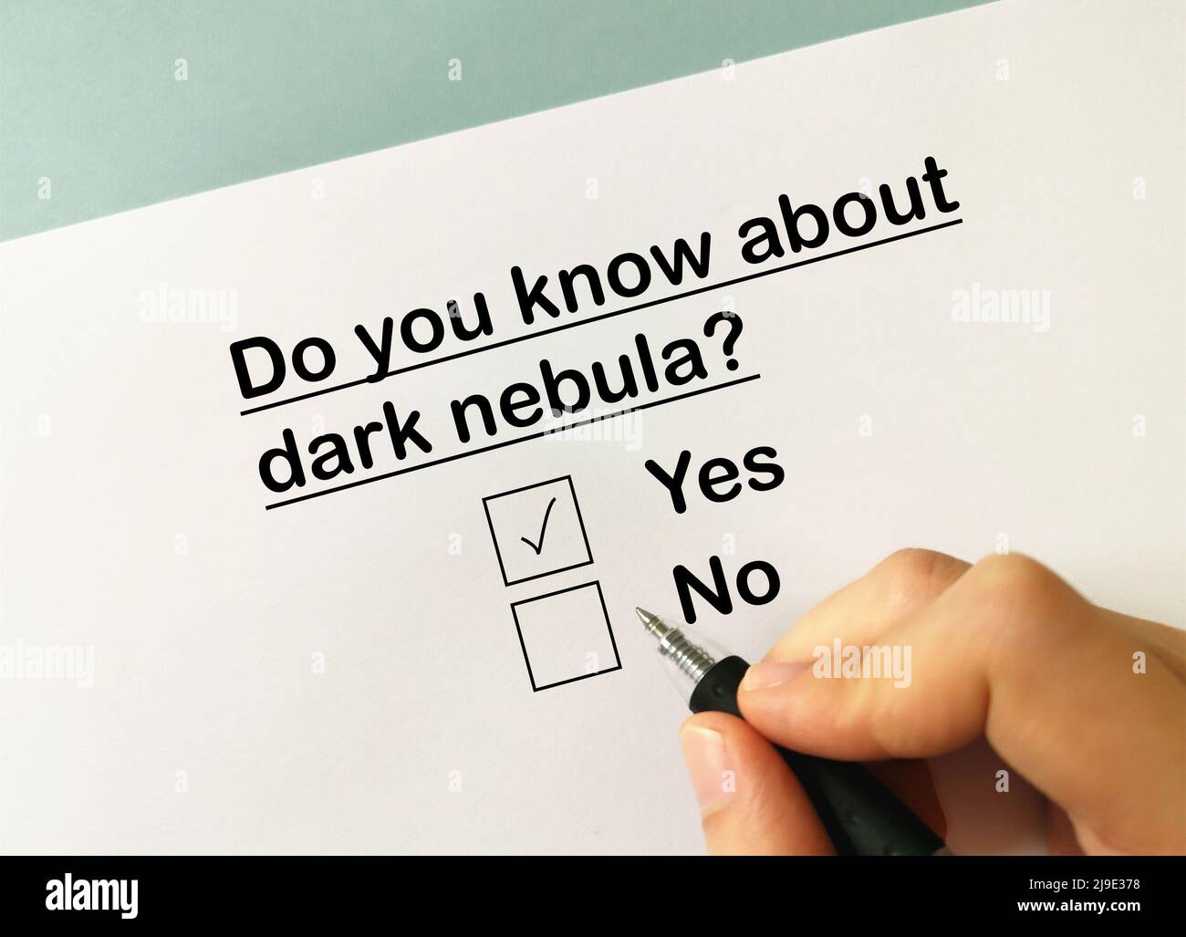 Una persona sta rispondendo alle domande sulla tecnologia spaziale. Conosce la nebulosa scura. Foto Stock