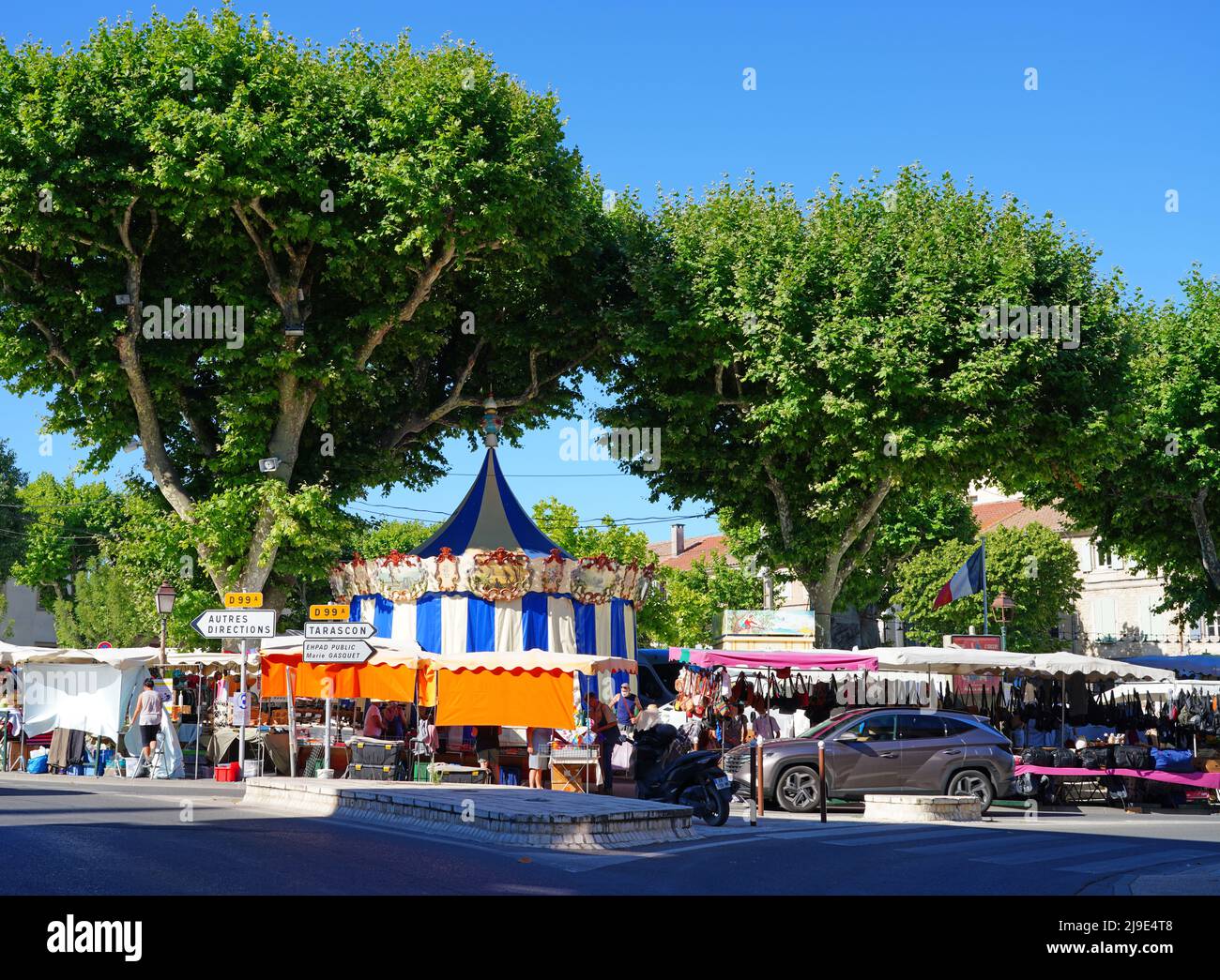 SAINT-REMY-DE-PROVENCE, FRANCIA -30 GIU 2021- Vista del mercato provenzale settimanale del mercoledì a St Remy de Provence, Francia. Foto Stock