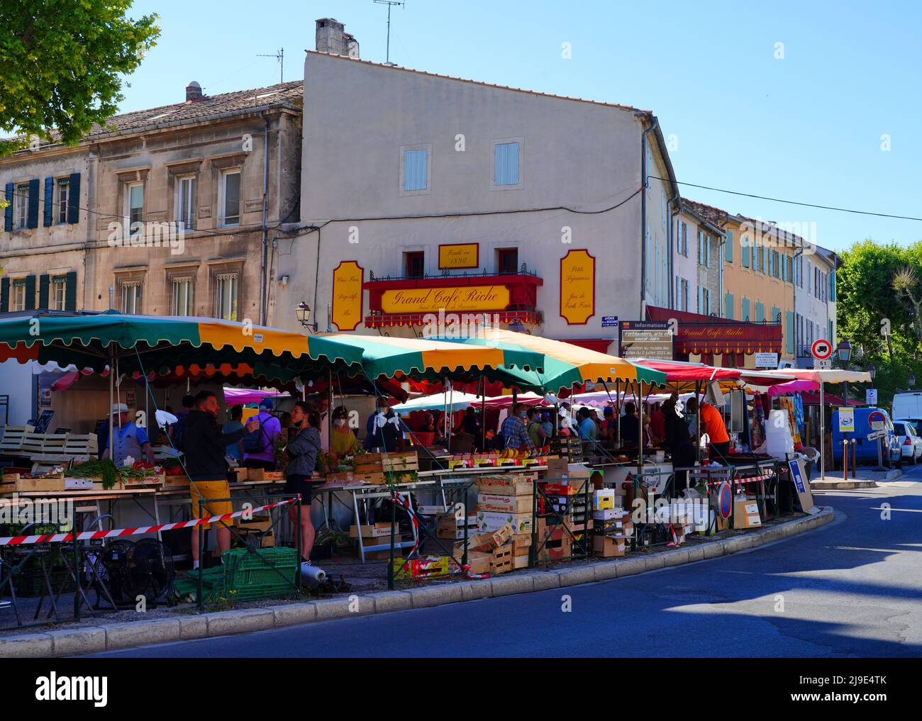 SAINT-REMY-DE-PROVENCE, FRANCIA -30 GIU 2021- Vista del mercato provenzale settimanale del mercoledì a St Remy de Provence, Francia. Foto Stock